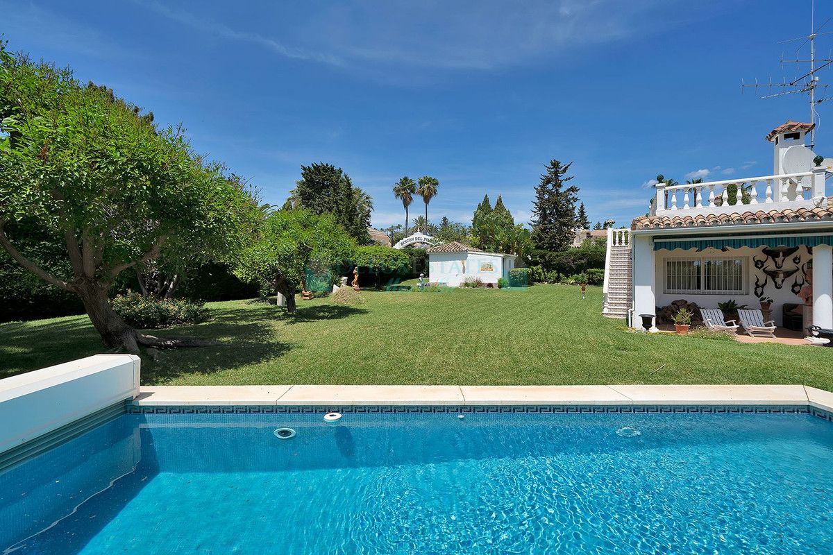 Villa en venta en El Paraiso, Estepona