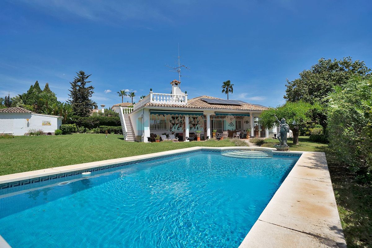Villa en venta en El Paraiso, Estepona