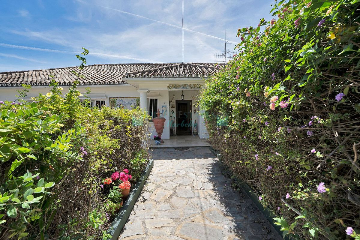 Villa en venta en El Paraiso, Estepona