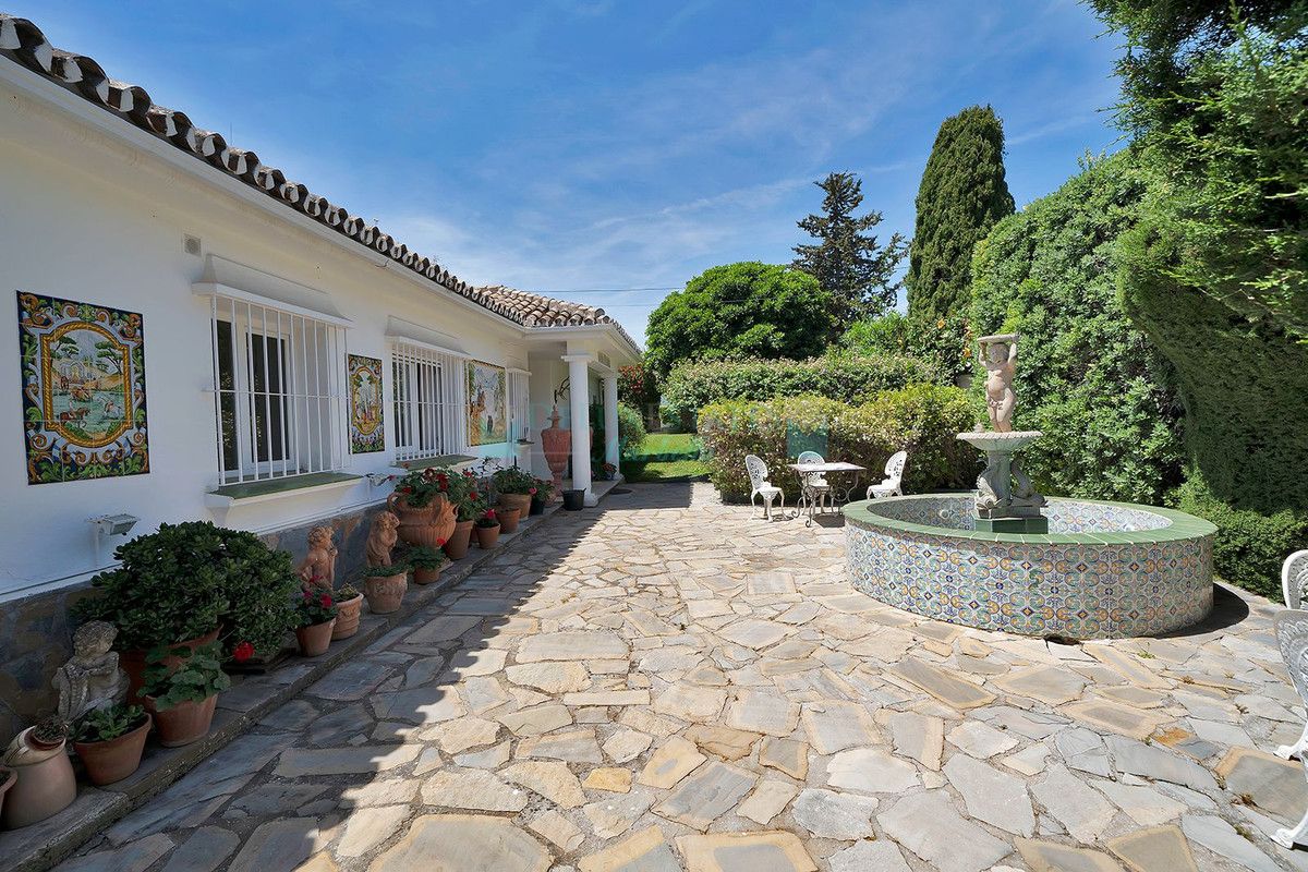 Villa en venta en El Paraiso, Estepona