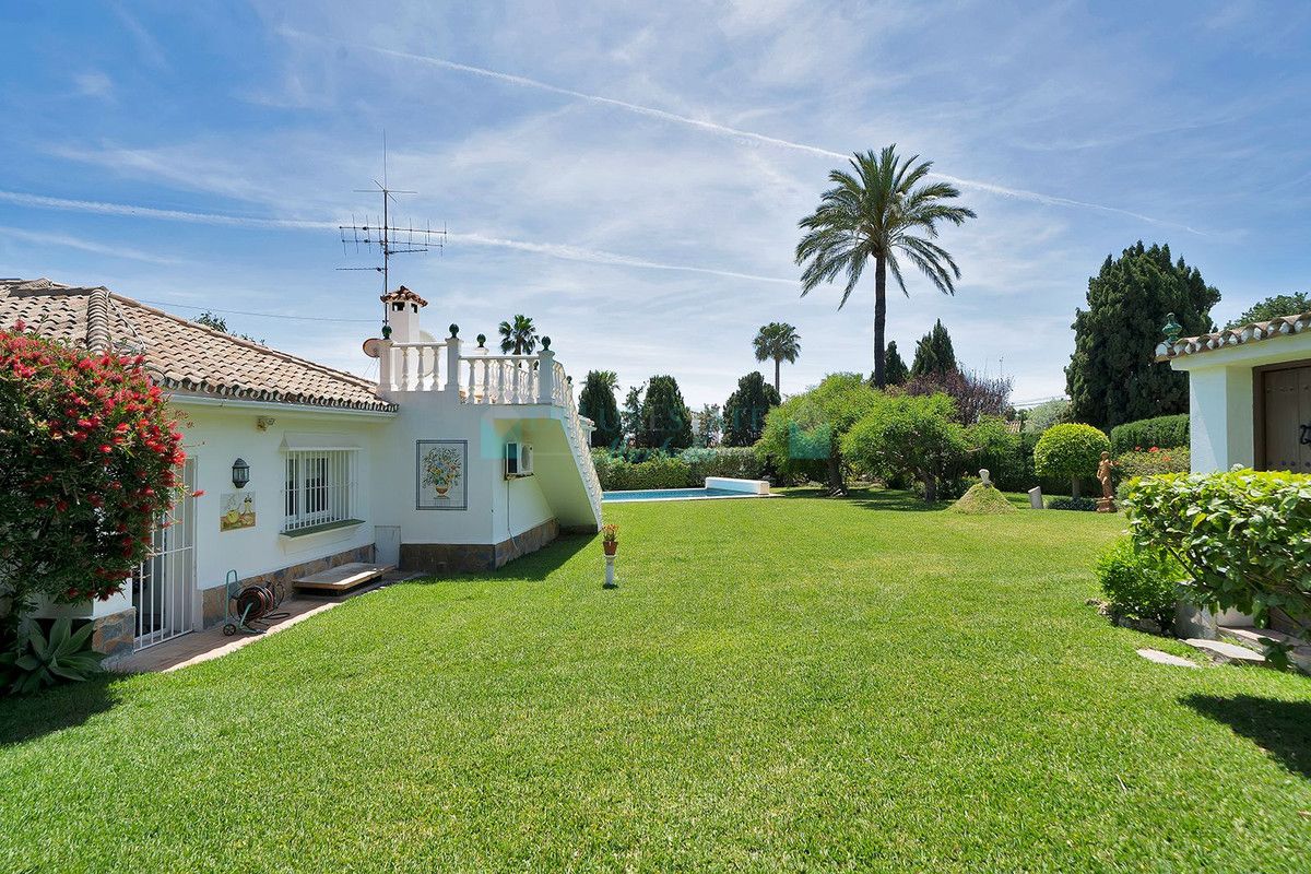 Villa en venta en El Paraiso, Estepona