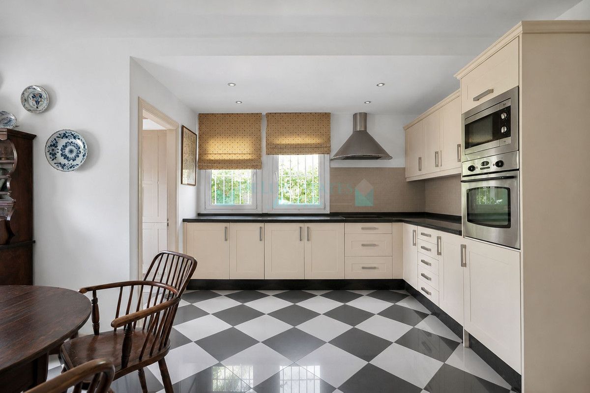Villa en venta en El Paraiso, Estepona