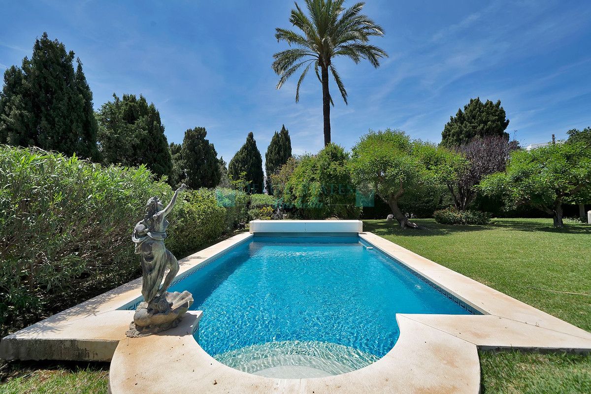 Villa en venta en El Paraiso, Estepona