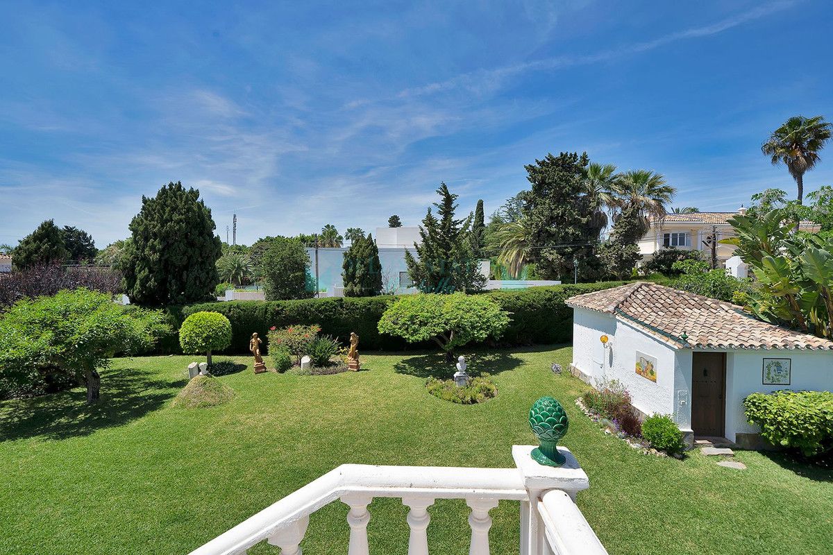 Villa en venta en El Paraiso, Estepona