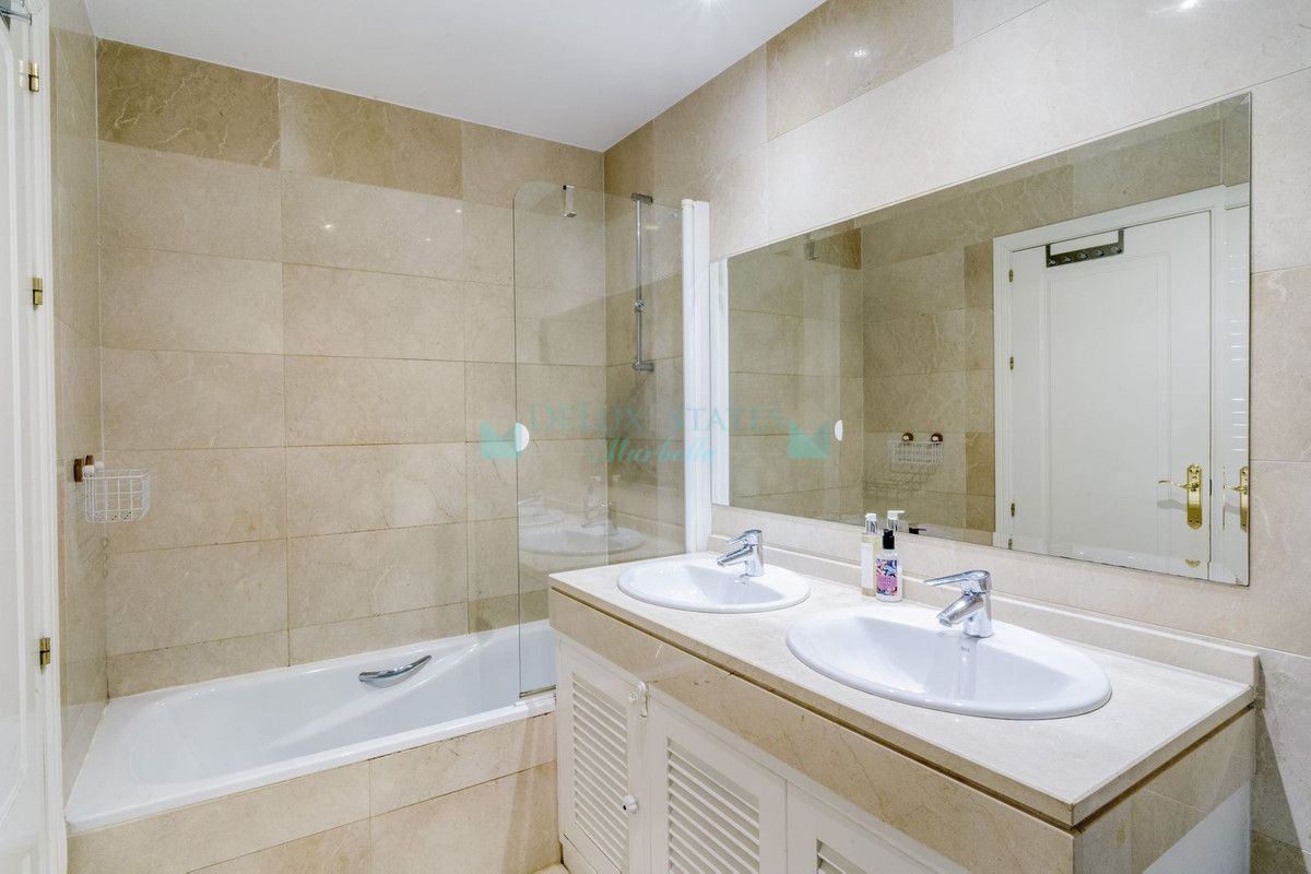 Apartment for sale in Los Arqueros, Benahavis