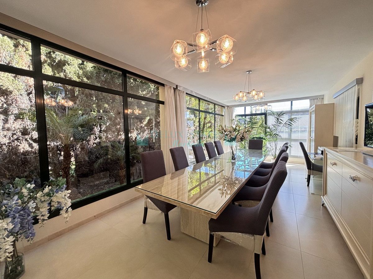 Villa for sale in Benahavis