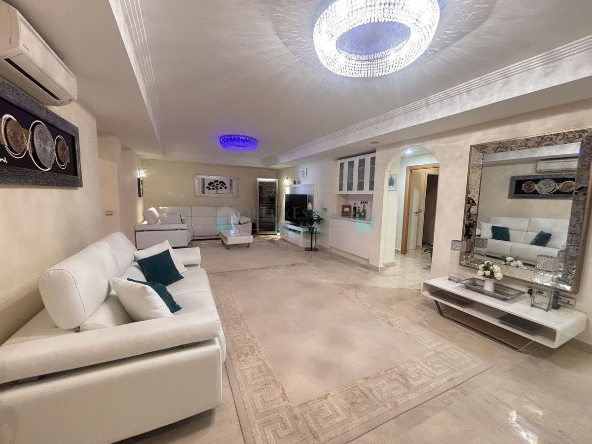 Villa for sale in Benahavis