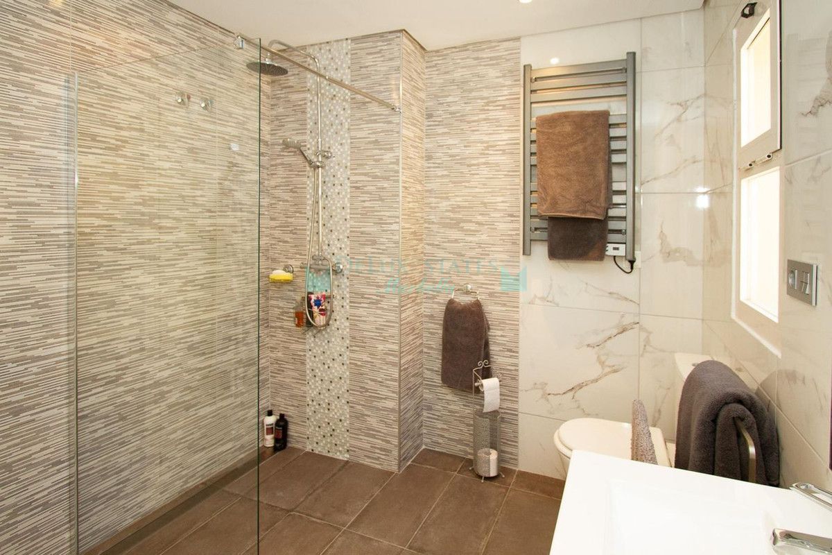 Penthouse for sale in La Mairena, Marbella East