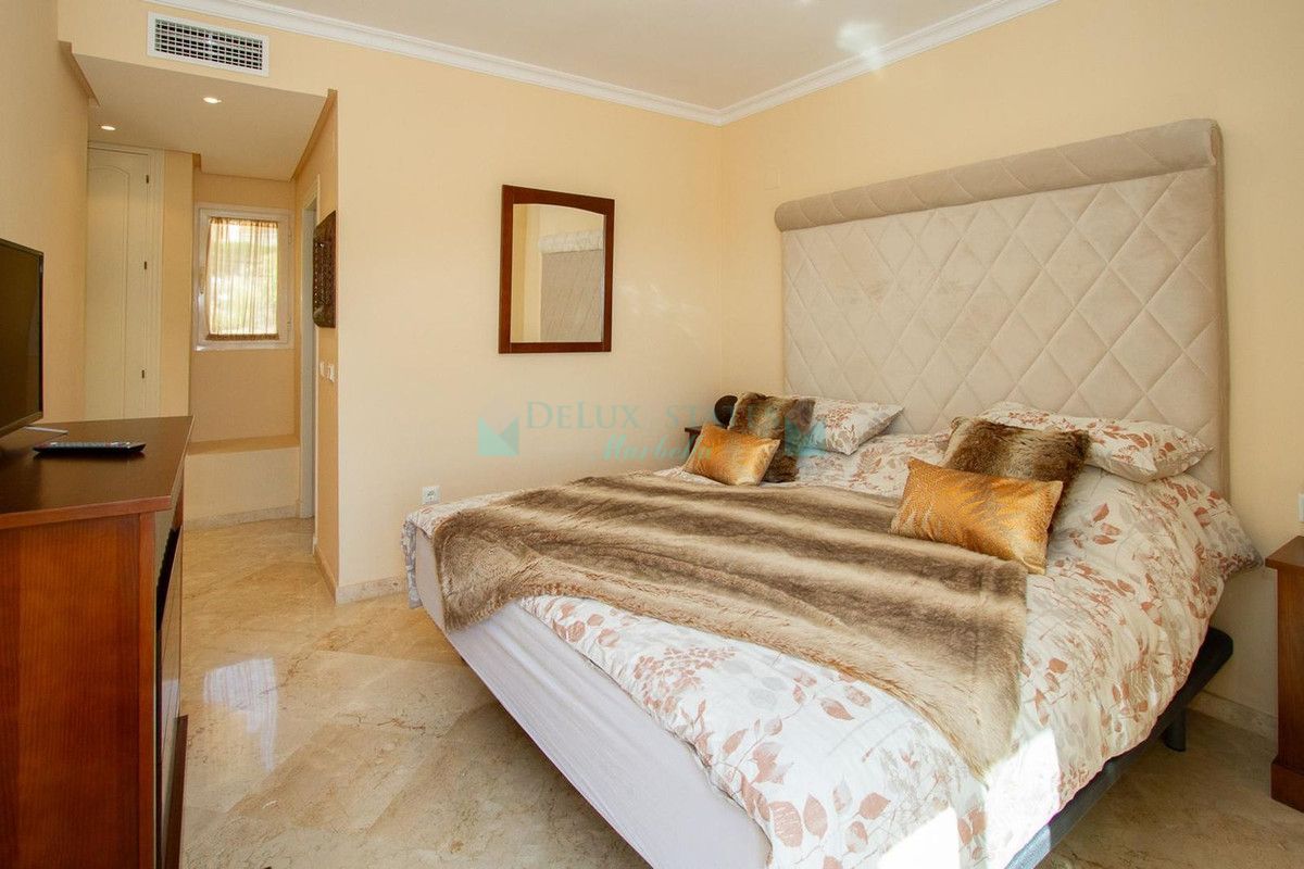 Penthouse for sale in La Mairena, Marbella East