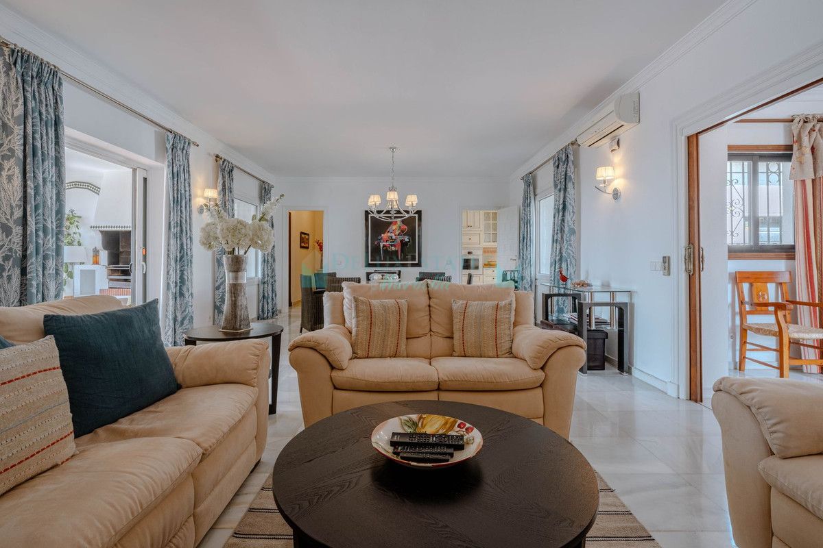 Villa for sale in El Paraiso, Estepona