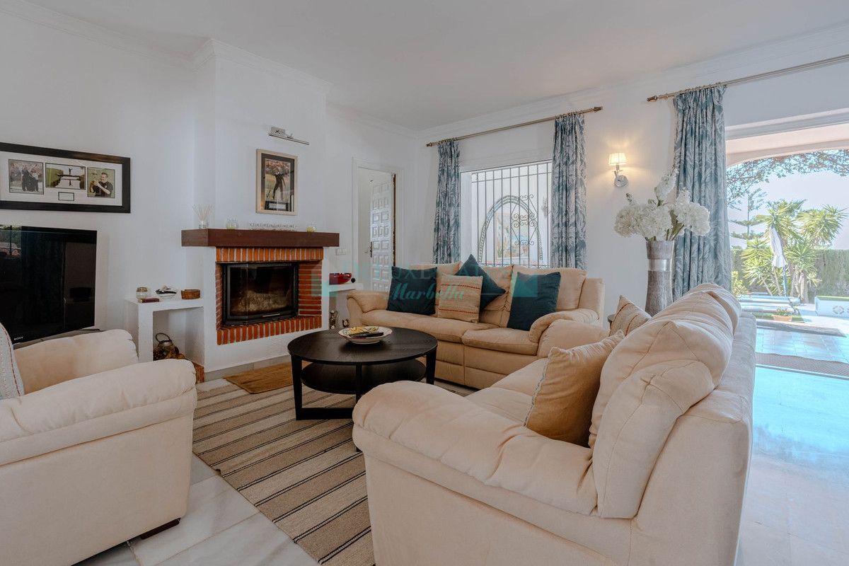 Villa for sale in El Paraiso, Estepona