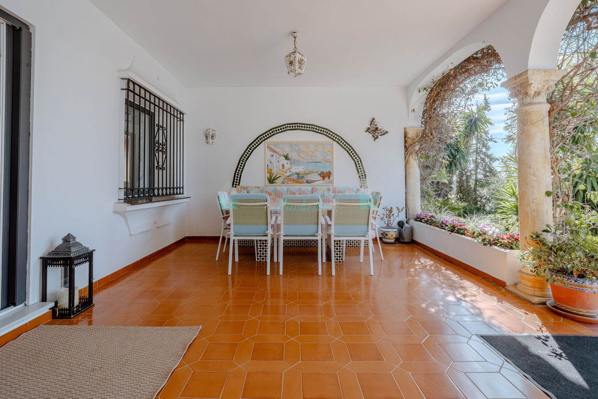 Villa for sale in El Paraiso, Estepona
