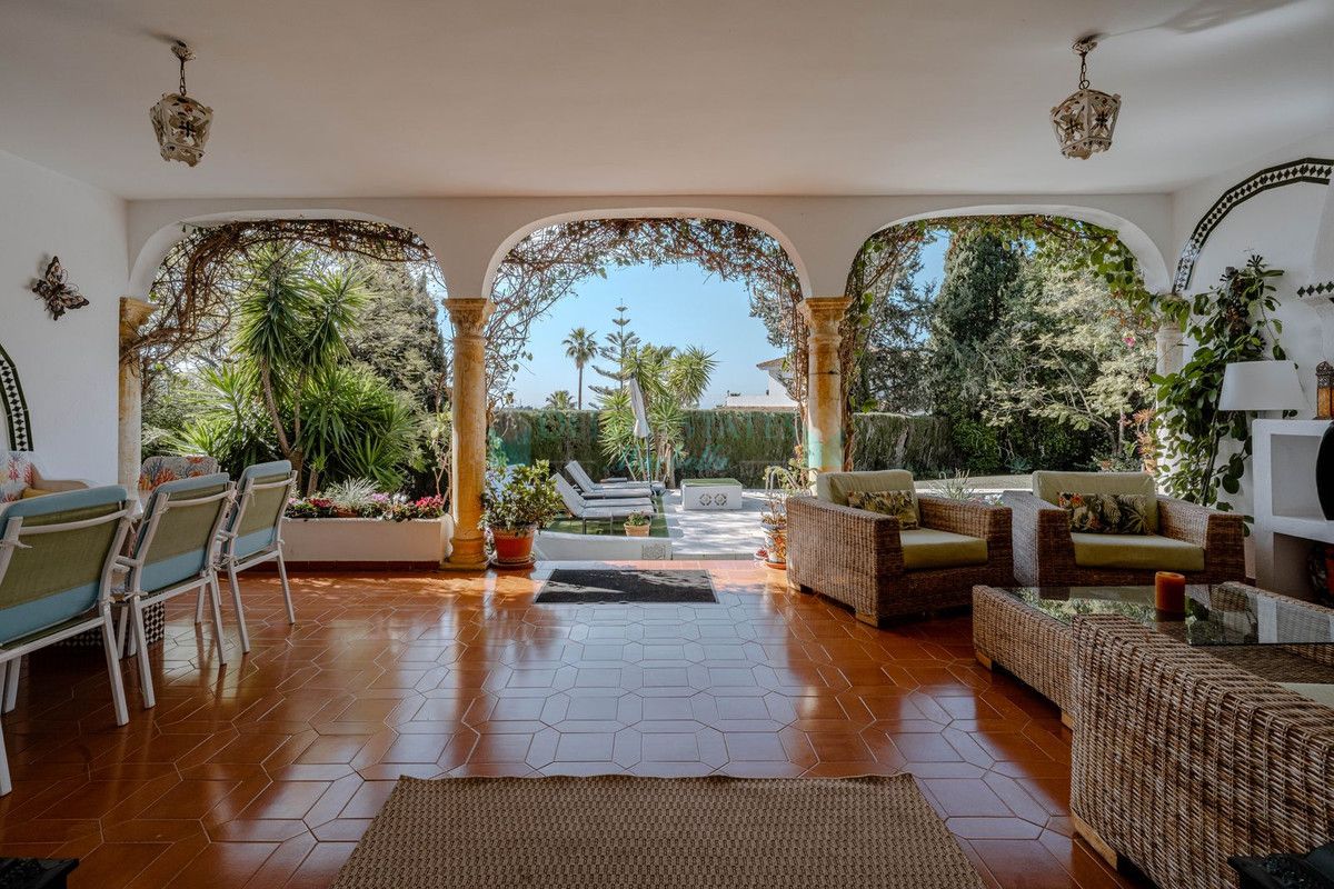 Villa for sale in El Paraiso, Estepona