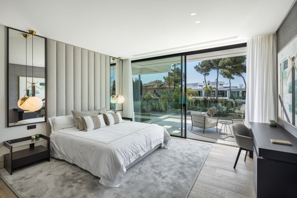 Villa for sale in Nueva Andalucia