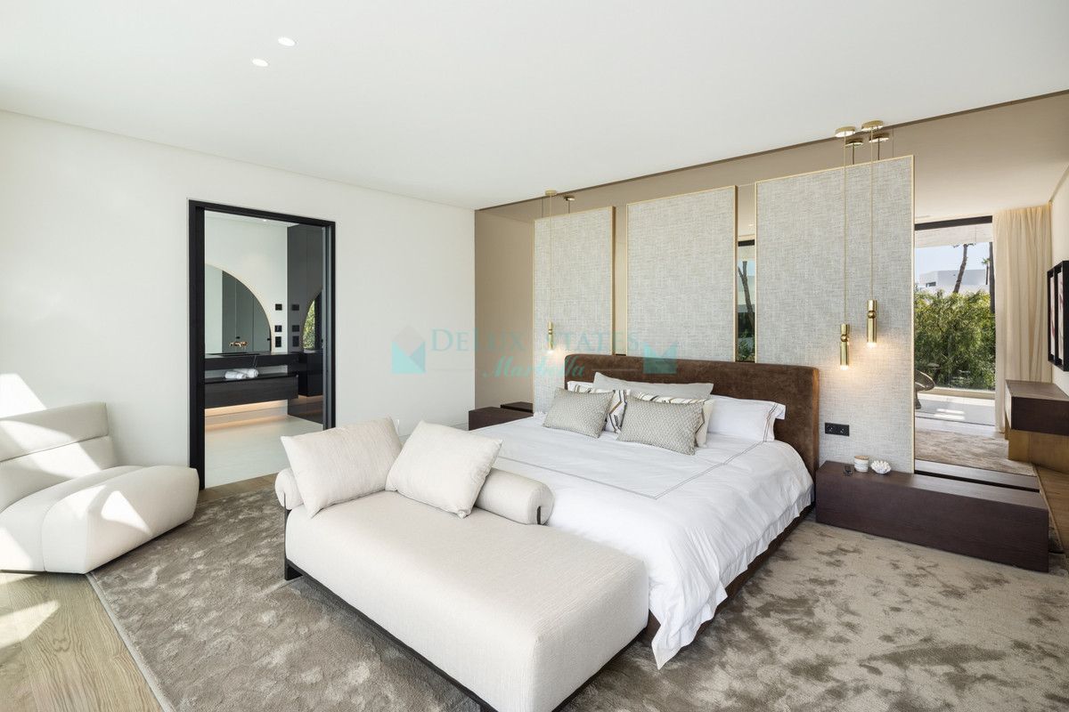 Villa for sale in Nueva Andalucia