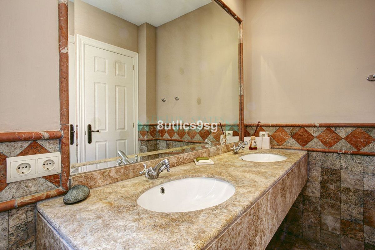 Apartment for sale in Estepona