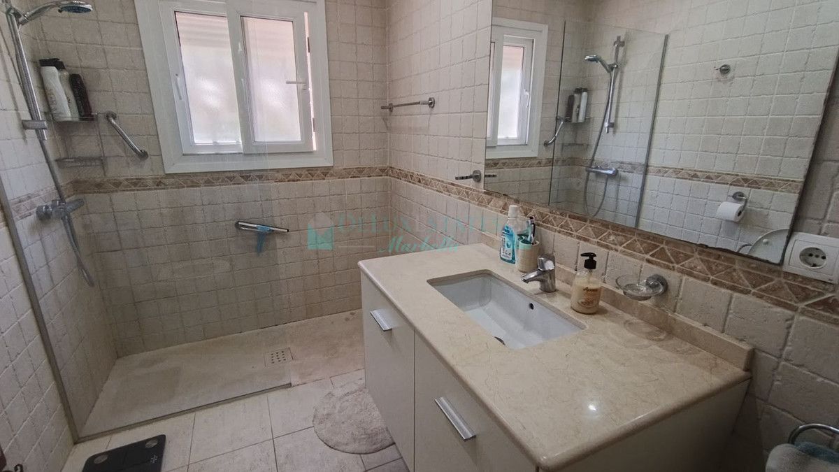 Villa for rent in Estepona