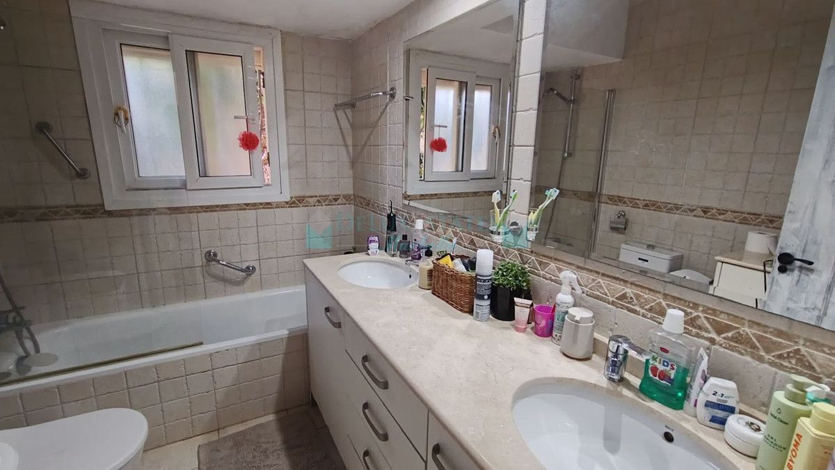 Villa for rent in Estepona