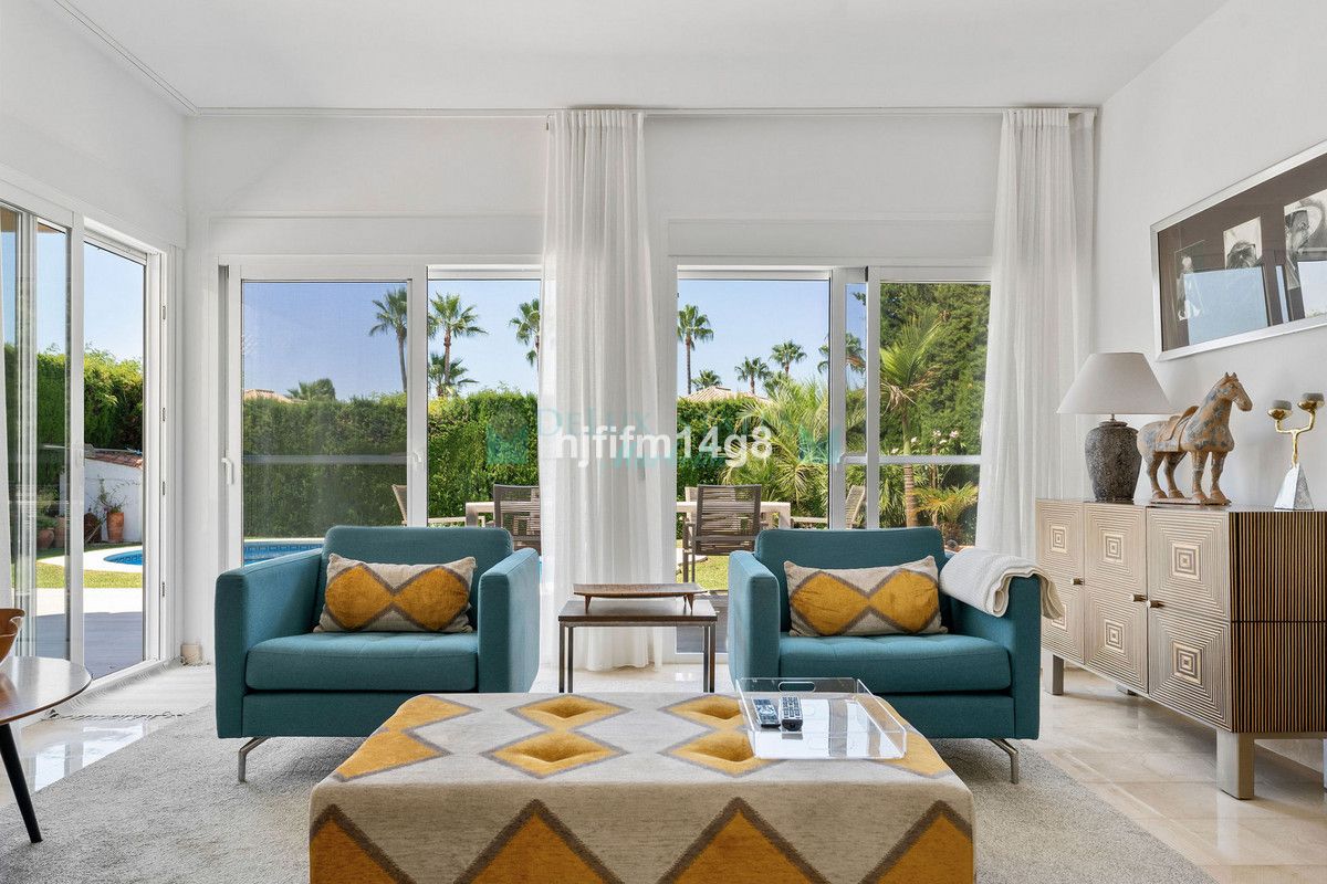 Villa for sale in Nueva Andalucia