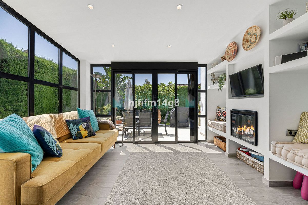 Villa for sale in Nueva Andalucia