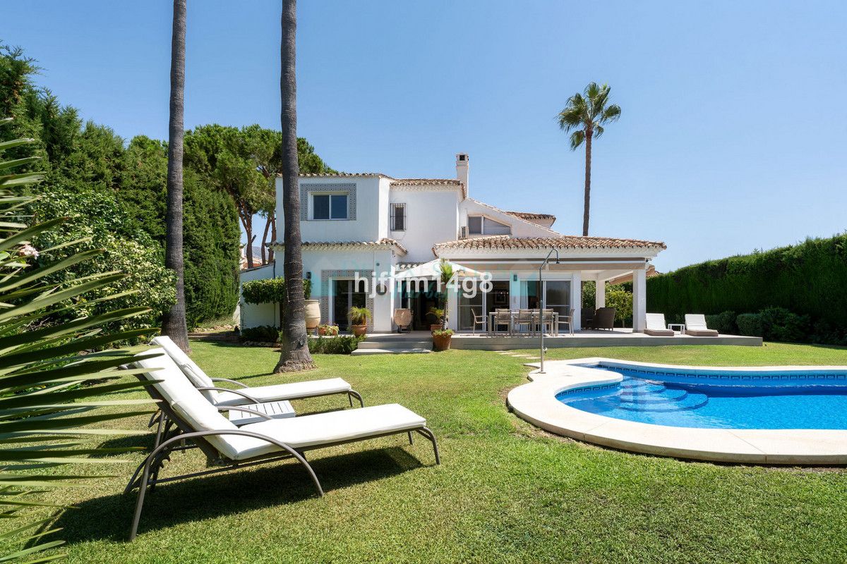 Villa for sale in Nueva Andalucia