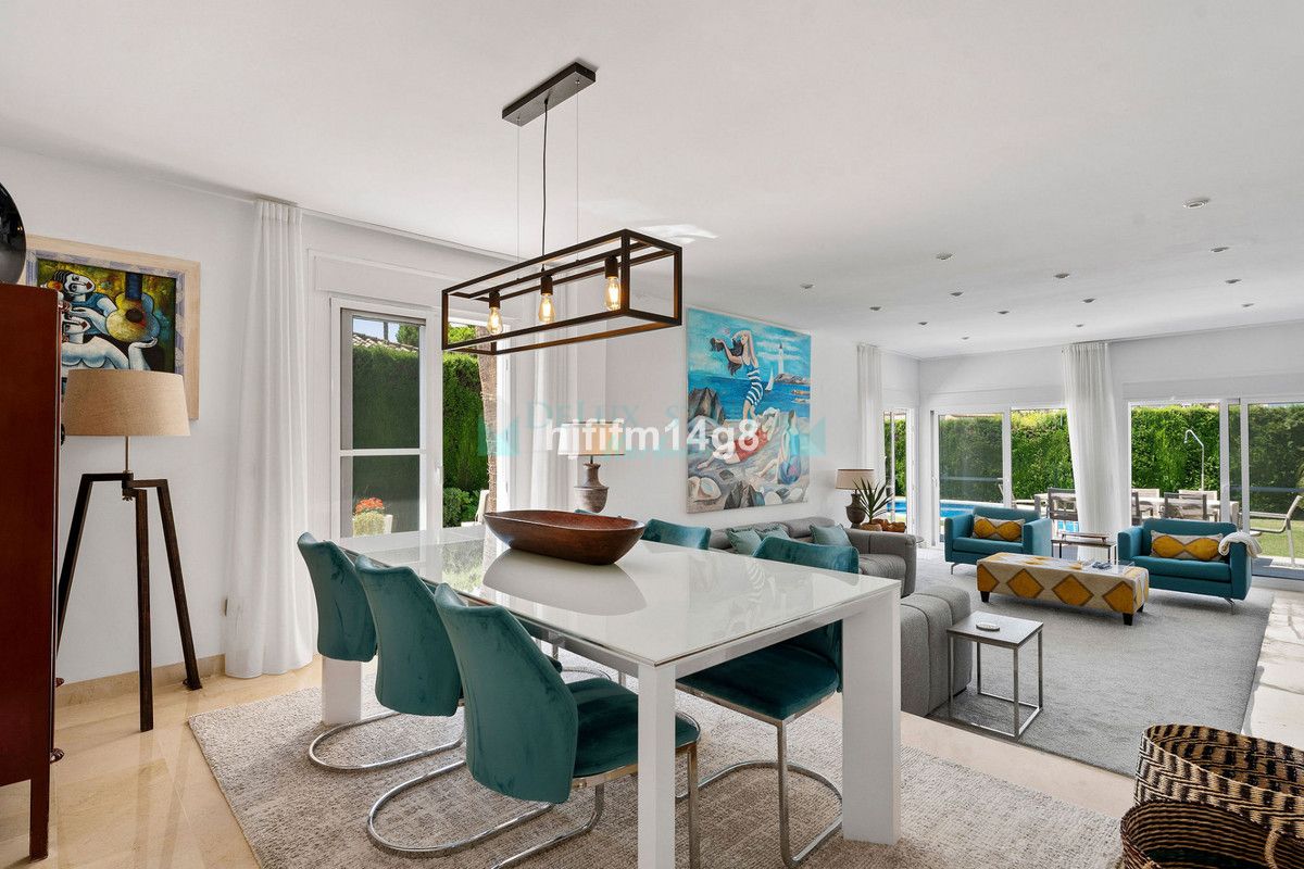 Villa for sale in Nueva Andalucia