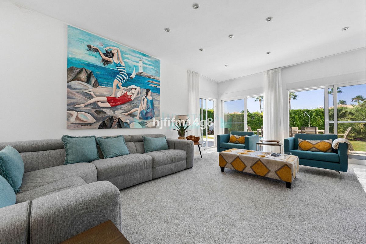 Villa for sale in Nueva Andalucia