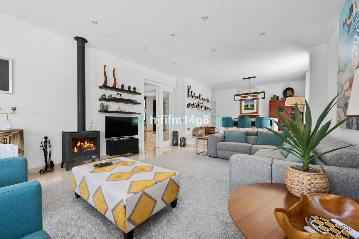 Villa for sale in Nueva Andalucia