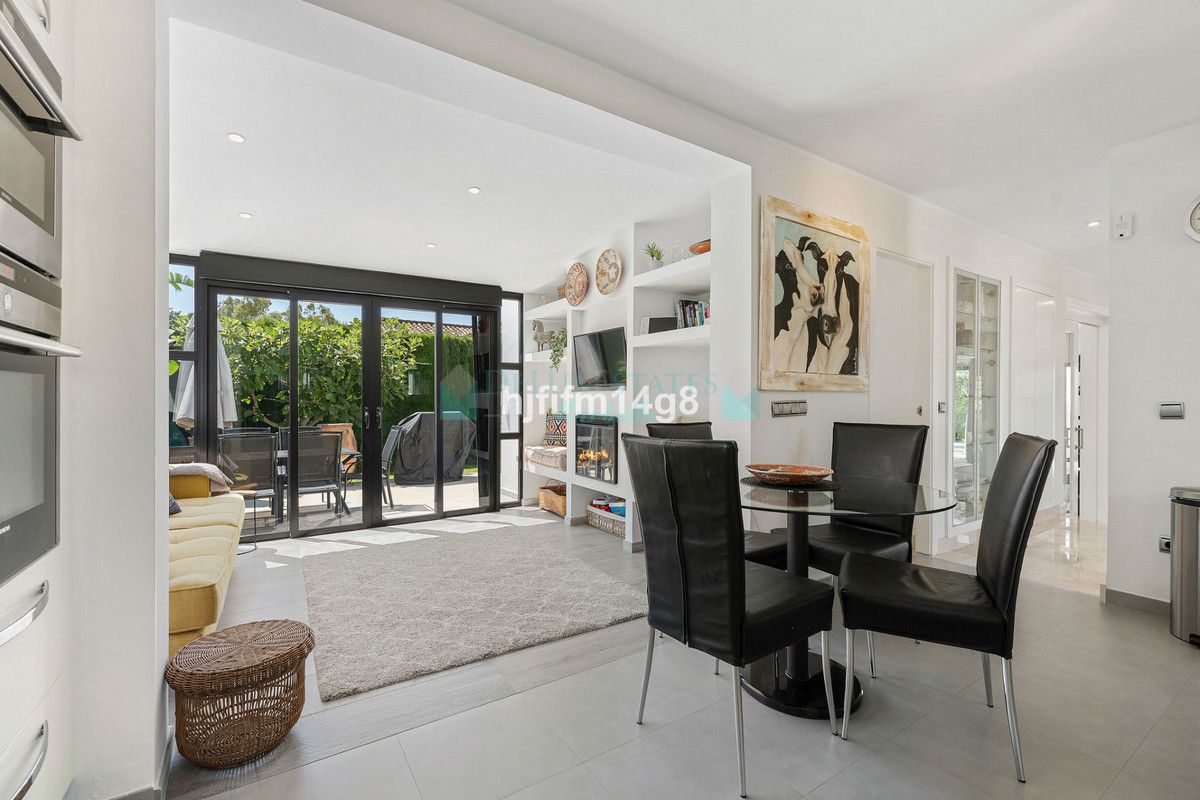 Villa for sale in Nueva Andalucia