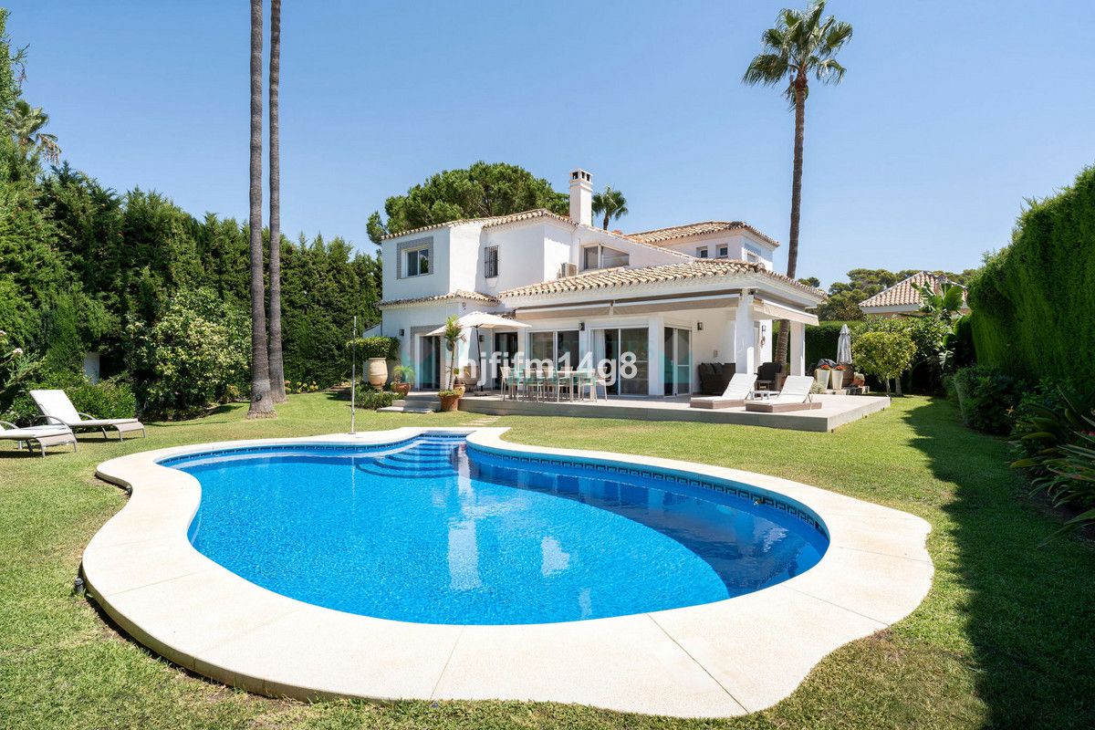 Villa for sale in Nueva Andalucia
