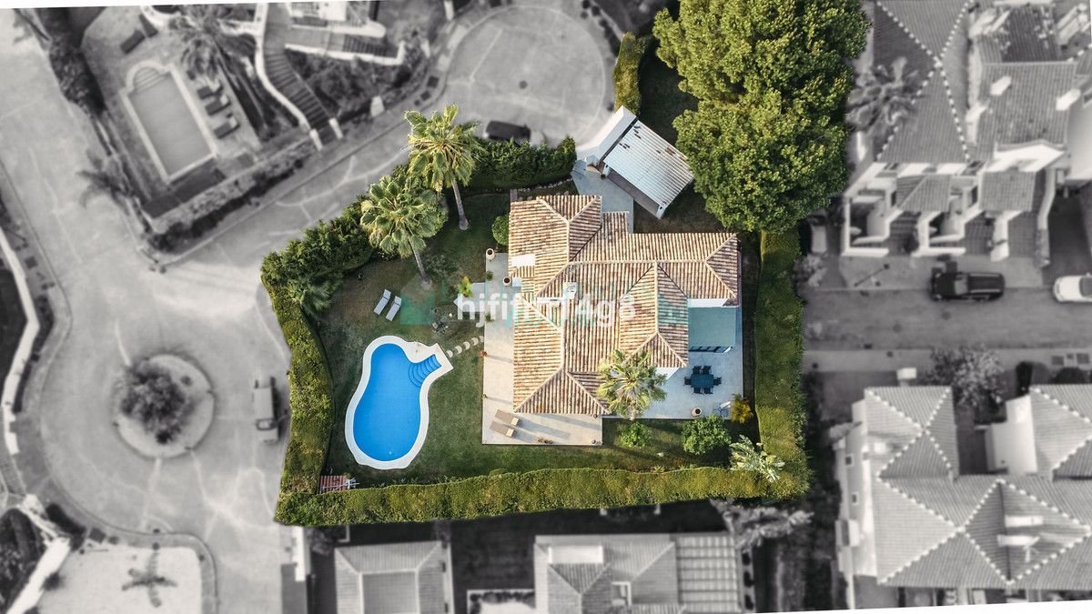 Villa for sale in Nueva Andalucia