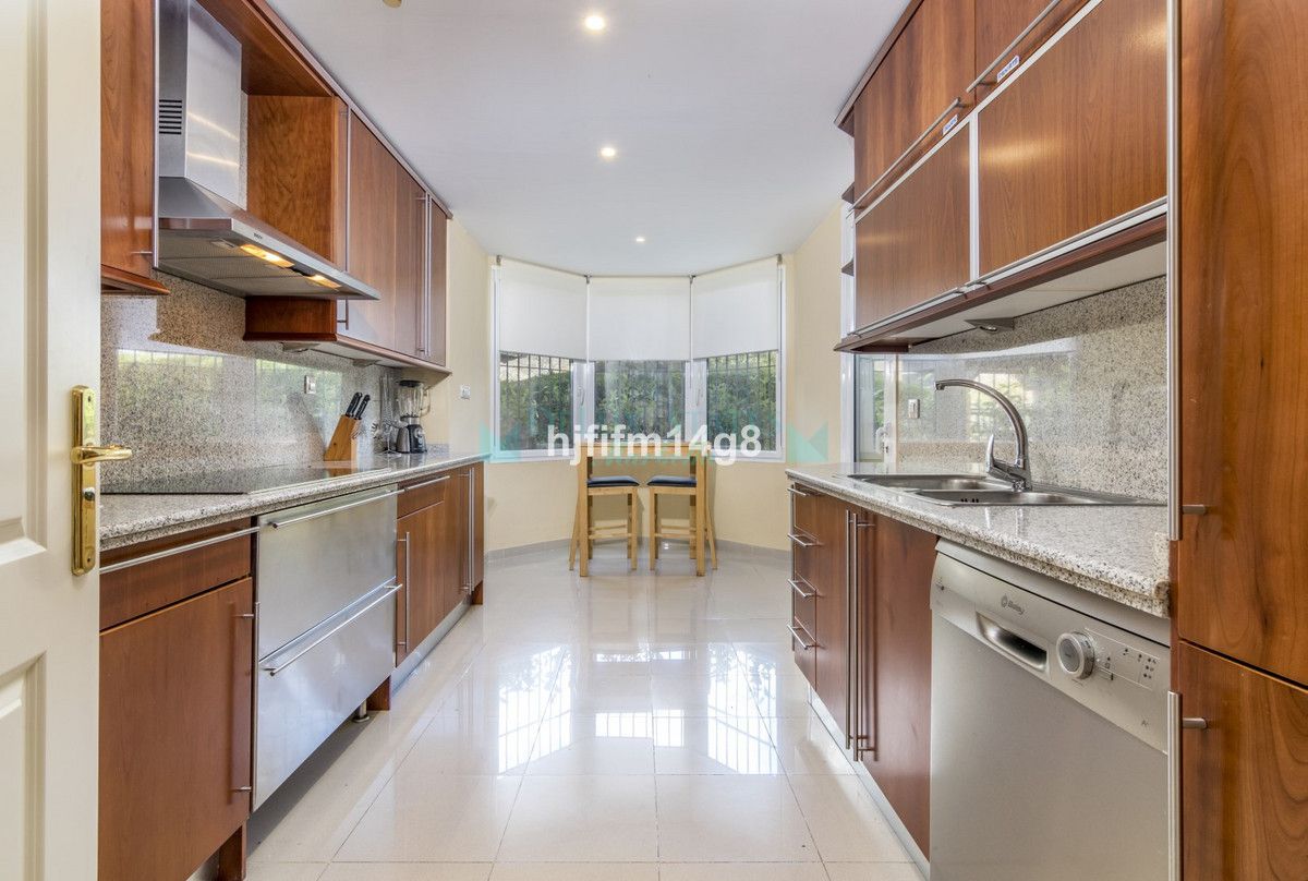 Ground Floor Apartment for sale in Nueva Andalucia