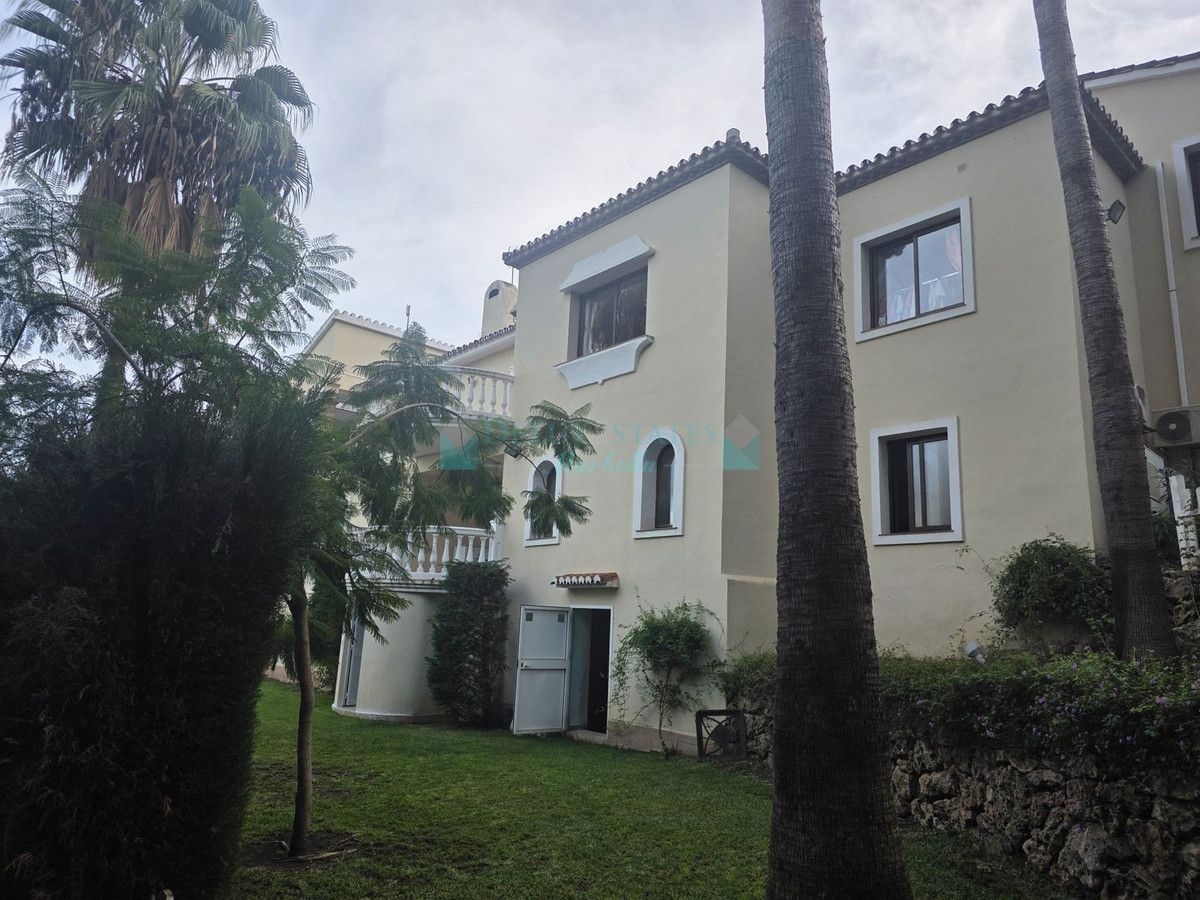 Villa for sale in El Paraiso, Estepona