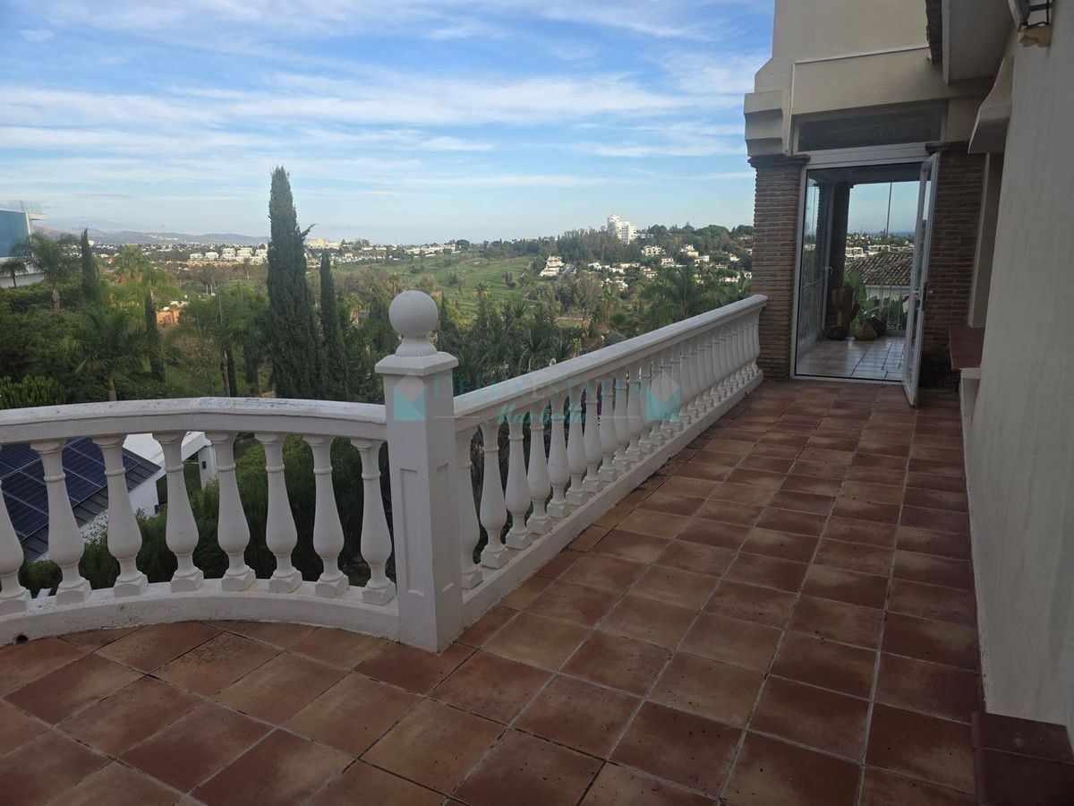 Villa for sale in El Paraiso, Estepona