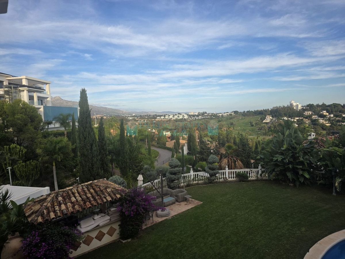 Villa for sale in El Paraiso, Estepona