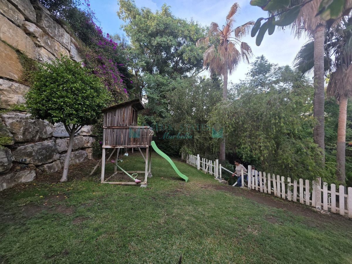 Villa for sale in El Paraiso, Estepona