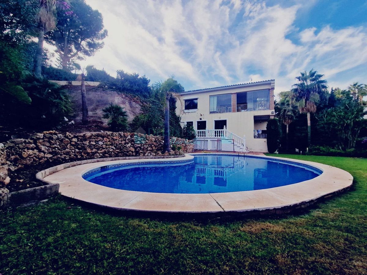 Villa for sale in El Paraiso, Estepona