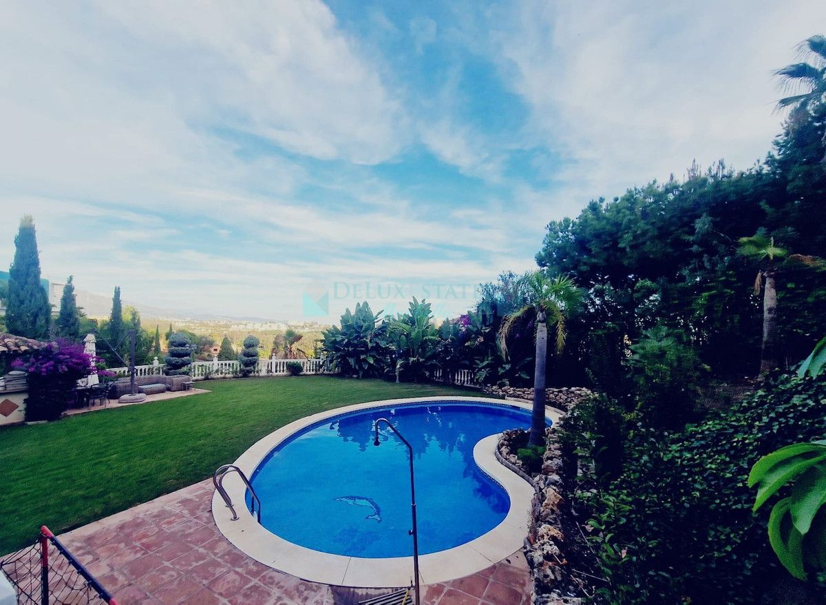 Villa for sale in El Paraiso, Estepona