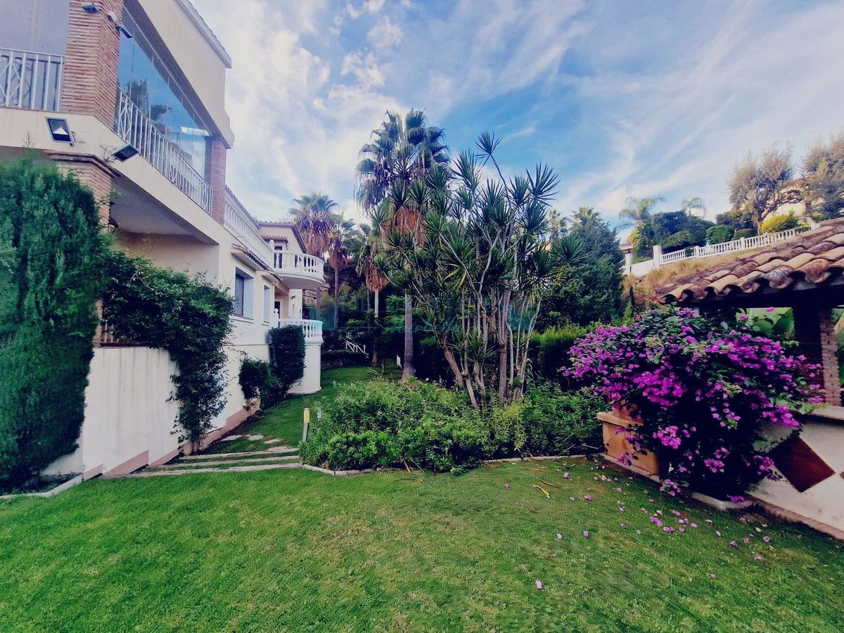 Villa for sale in El Paraiso, Estepona