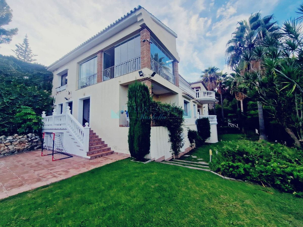 Villa for sale in El Paraiso, Estepona