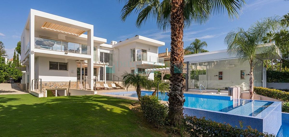 Villa for sale in Nueva Andalucia
