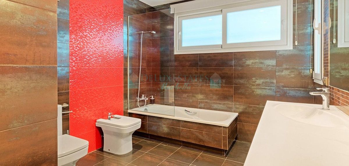 Villa for sale in Nueva Andalucia