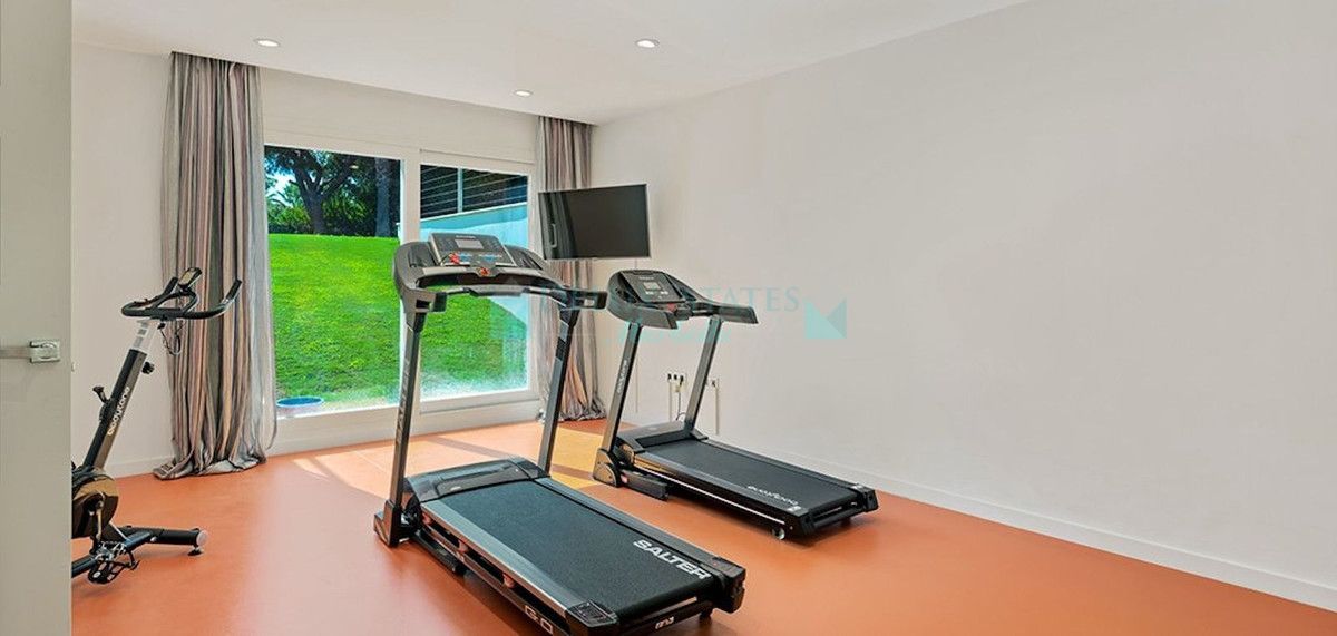 Villa for sale in Nueva Andalucia