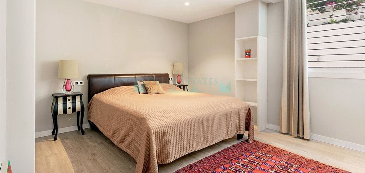 Villa for sale in Nueva Andalucia