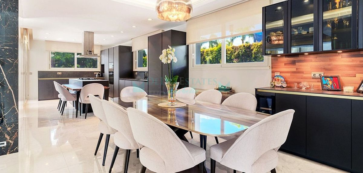 Villa for sale in Nueva Andalucia