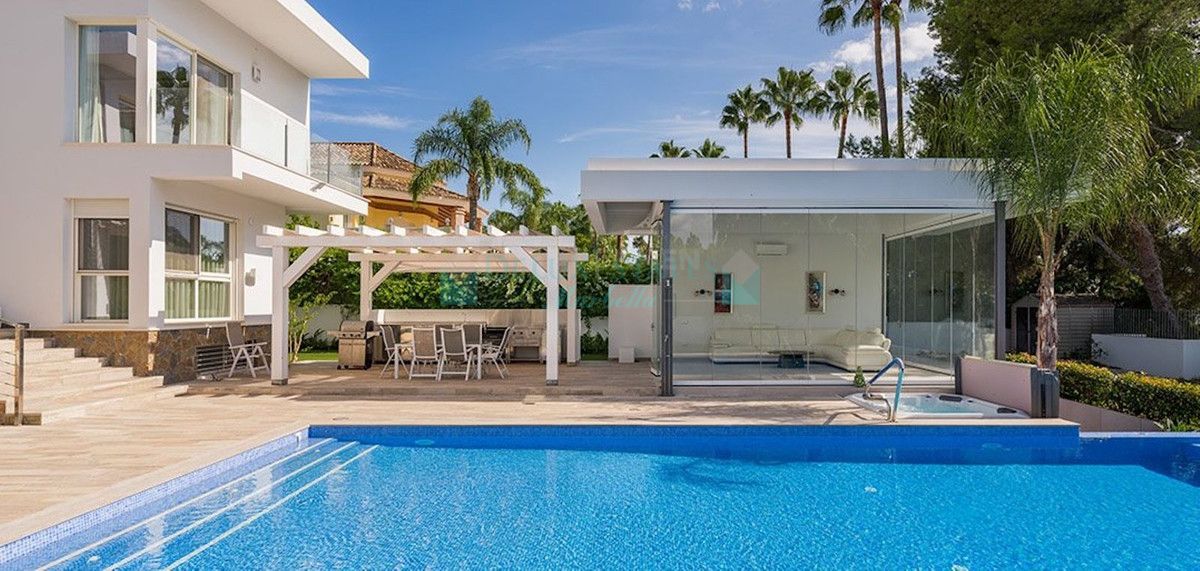 Villa for sale in Nueva Andalucia