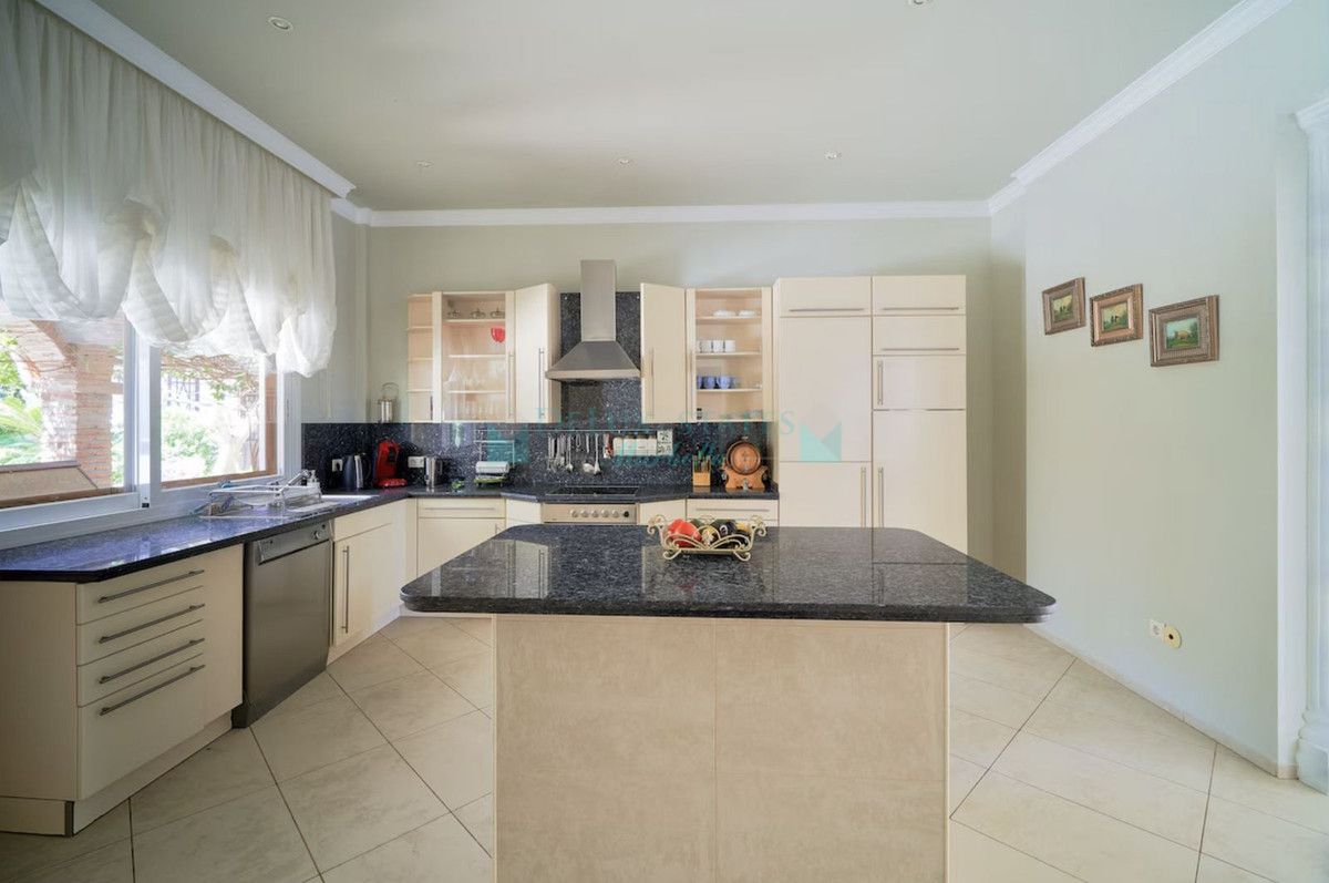 Villa for sale in Hacienda las Chapas, Marbella East