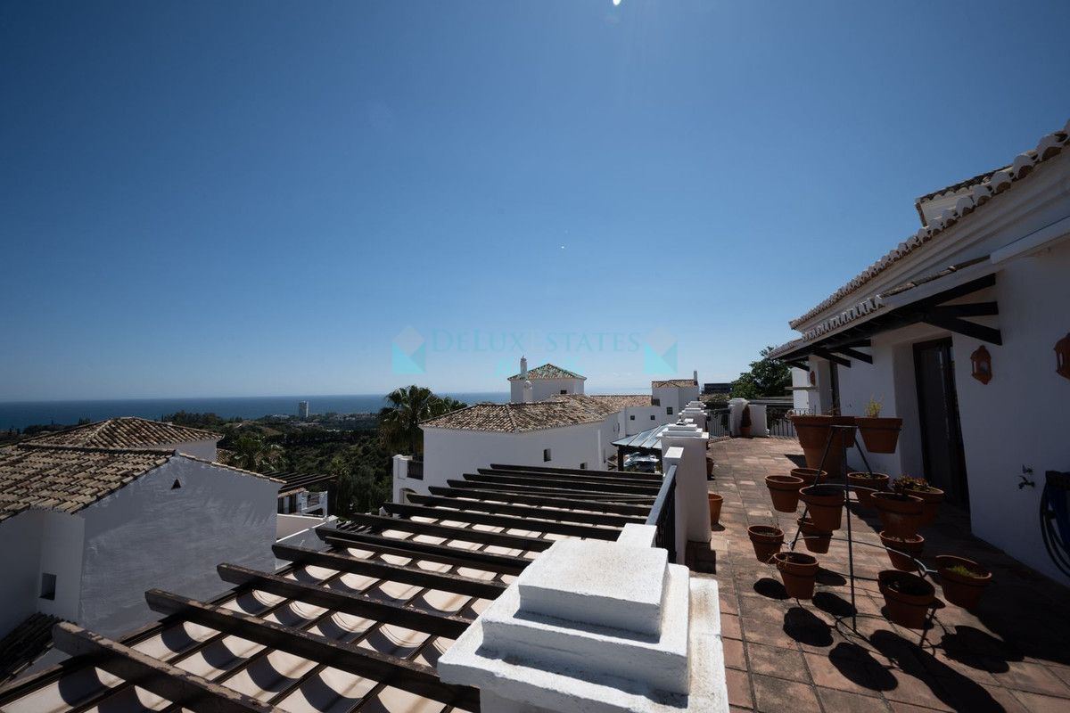 Ático en venta en Los Altos de los Monteros, Marbella Este