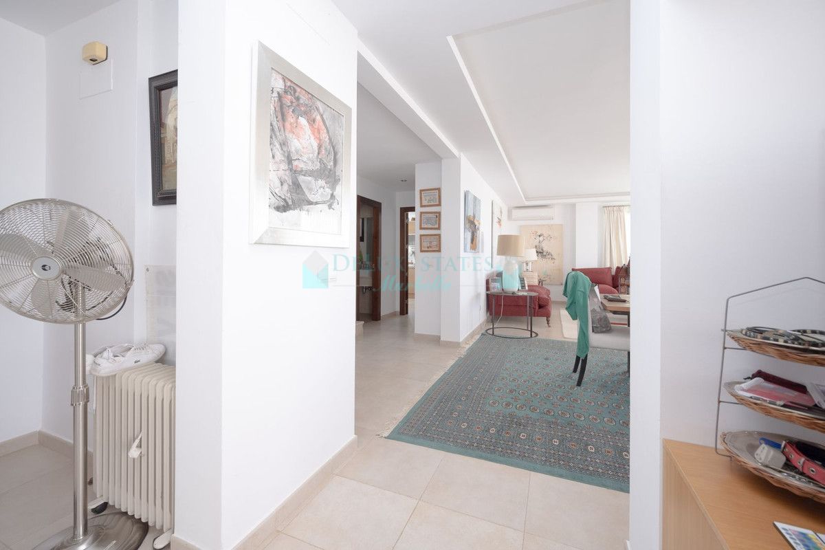 Ático en venta en Los Altos de los Monteros, Marbella Este