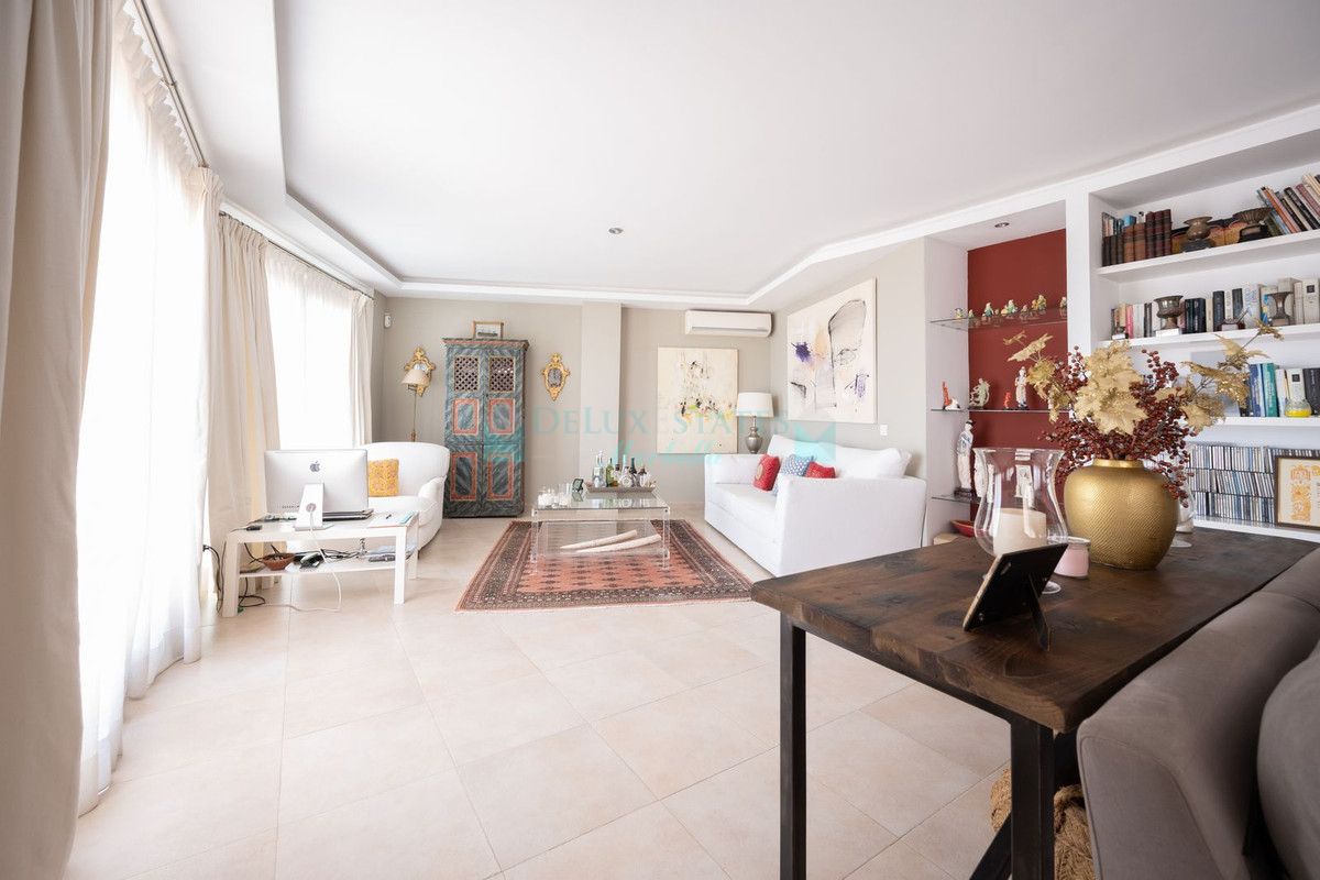 Ático en venta en Los Altos de los Monteros, Marbella Este